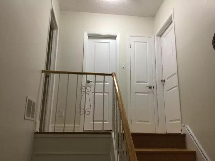 טורונטו Private Rooms 5 Min Finch West Subway - York University מראה חיצוני תמונה